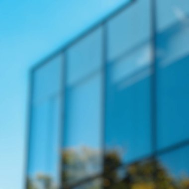 modern ofis arka planında cam pencereler