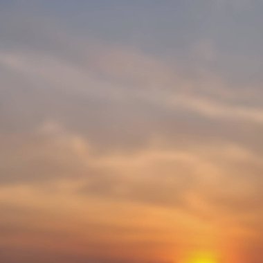 Turuncu bulutlu gökyüzü günbatımı