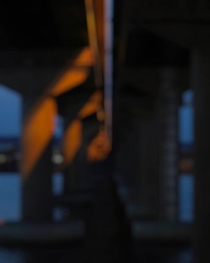 Şehirdeki araba bulanık.