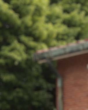 Modern binanın bulanık arkaplanı