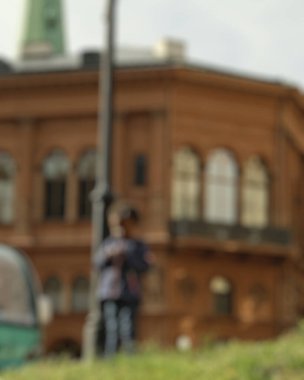 Şehir görünümlü bulanık arkaplan.