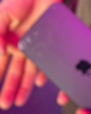 Elinde bir cep telefonu.