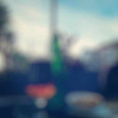 Yoldaki araba bulanık.