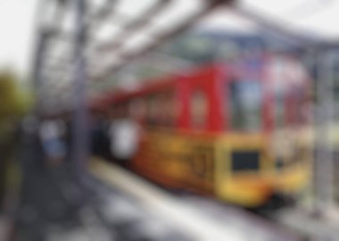 Japonya 'daki demiryolu treni bulanıklaştı.