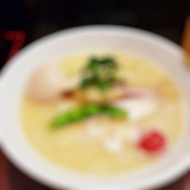 Soyut bulanık arkaplan, bir kase taze sütlü dondurma.