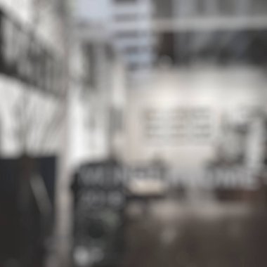 Bulanık bir arkaplan, sokakta yürüyen bulanık insanlar.