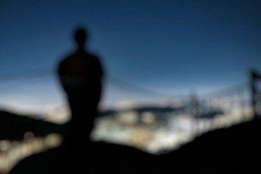 Geçmişi bulanık bir kadının bulanık silueti.