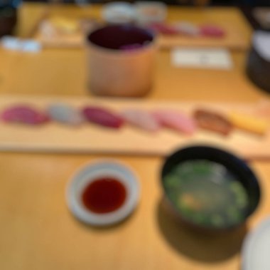 Çeşitli suşi ve suşi çeşitleri olan bir restoranda Japon yemeklerinin bulanıklığı.
