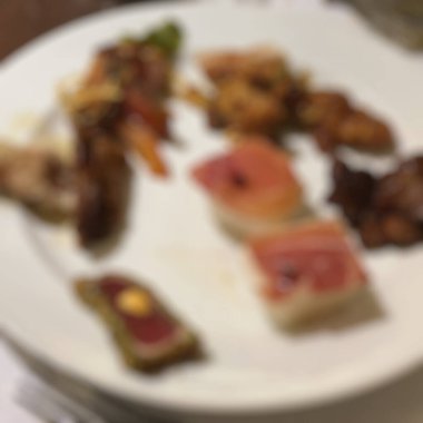 Lezzetli suşi rulosu ve Japon yemeği soyut bulanıklığı.