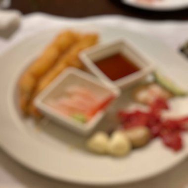 Bir tabak yemeği yakın.