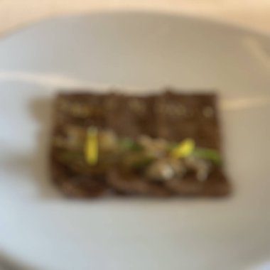 Arka planda kahve veya çay lekesi var.