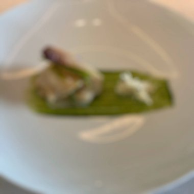 Yemekli bir restoran masasının bulanık görüntüsü.