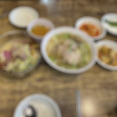 Lokantadaki yemeğin bulanık arkaplanı. yüksek kaliteli fotoğraf