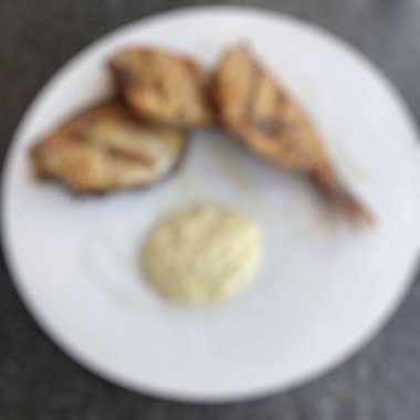 Beyaz tabakta tavuk kanadı