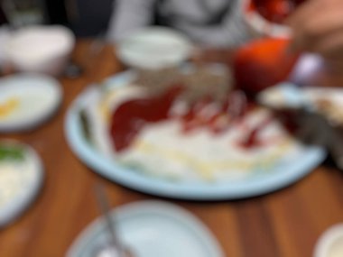 Lezzetli ve iştah açıcı kahvaltıyı ahşap bir arka planda bir tabakta