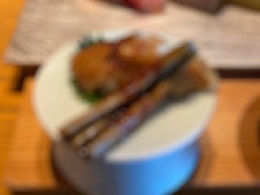 Lokantadaki yemeğin bulanık arkaplanı soyut odaklanmış.