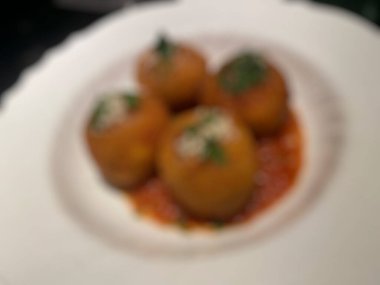 Patates ve domates soslu kızarmış tavuk.