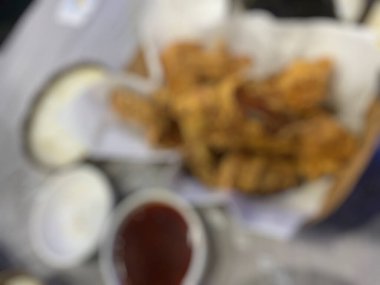 Soslu kızarmış tavuk kanadı.