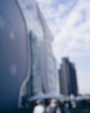 Modern ofis binalarının soyut bulanık arkaplanı.