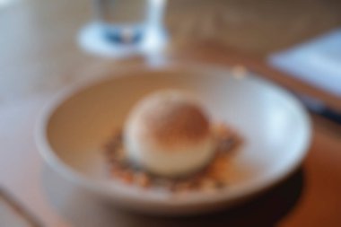 Özgün bulanık bulanıklığı giderilmiş lüks restoran ve arka plan için kafe masa arka planı