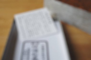 Tahta yüzeyinde beyaz harfler olan yüksek açılı tahta kutunun görüntüsü.