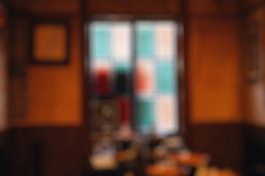 Kafenin arka planı bulanık.