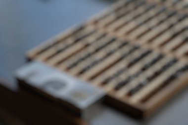 Bir sürü şaraplı ahşap masa.