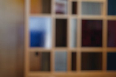 Boş ahşap raf ve bulanık arkaplan.