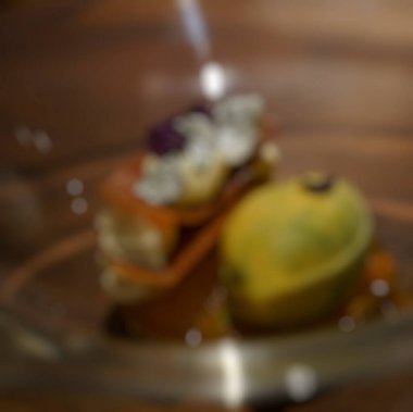 Lezzetli tatlının bulanık görüntüsü, yakın plan.