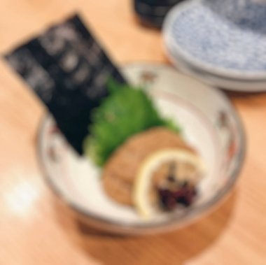 Bir fincan çay ve bir bardak çayla bir restoran masasının bulanıklığı.