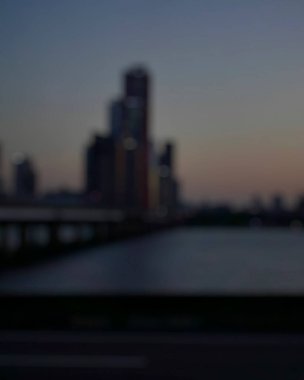 Geceleri şehrin soyut bulanık arkaplanı