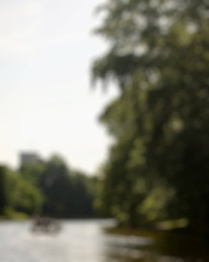 Nehir arkaplanı bulanık. doğa ve yaz.