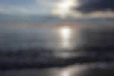 Beyaz bulutlu soyut okyanusun bulanık arkaplanı.