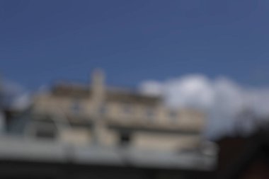 Arka plan bulanık. Mavi gökyüzü olan şehir