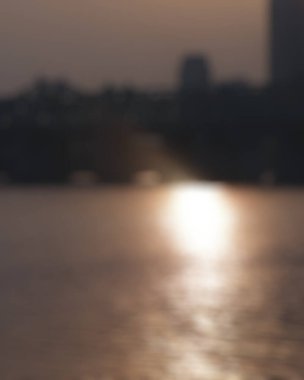 Gece şehrin bulanık görüntüsü