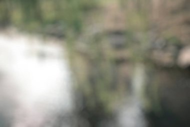 Ormandaki nehrin arka planı bulanık..