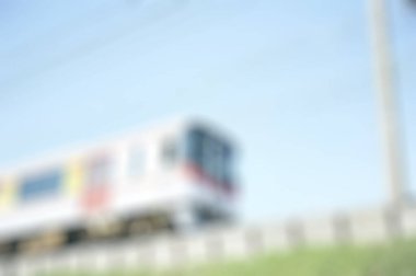 Trendeki araba bulanık.