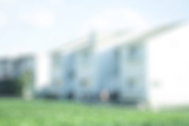 Arka planda çimen olan evin bulanık görüntüsü