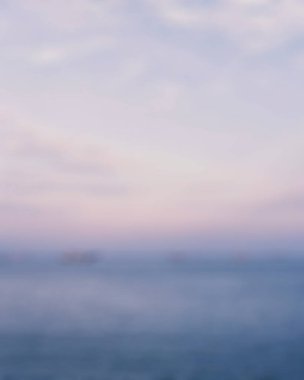 Yumuşak bir ışıkla denizde güzel bir gün batımı