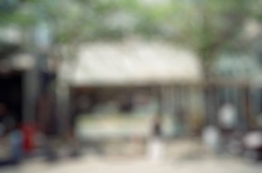 Şehirdeki alışveriş merkezinin bulanık görüntüsü