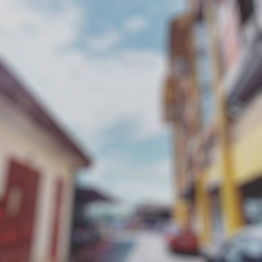 Modern binanın bulanık arkaplanı.