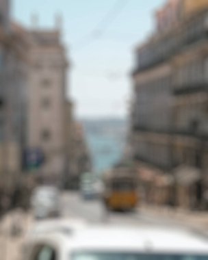 Yol ve trafik ile şehrin bulanık arkaplanı