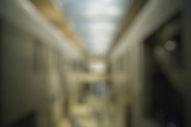 Koridorda yürüyen insanların bulanık arkaplanı