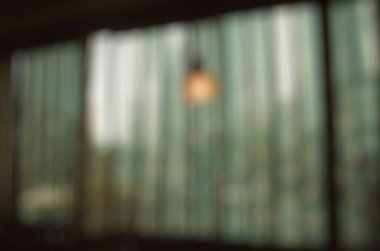 Geceleri şehrin bulanık ve soyut arkaplanı