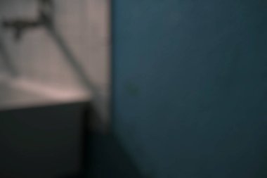 Bir sürü beyaz duvarı olan eski bir grunge iç mimarisi.