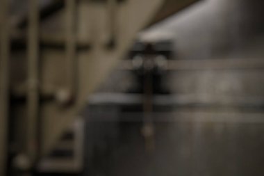 Metal fabrikasının iç arka planının bulanık görüntüsü.