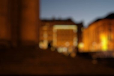 Bulanık şehir ışıkları geceleyin.