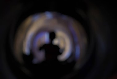 Karanlık bir geçmişi olan bir adam