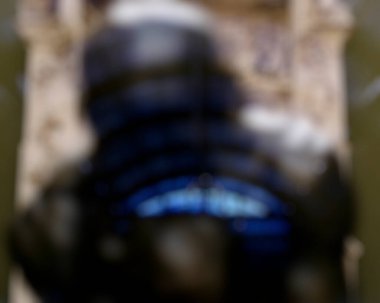 Eski paslı metal borunun bulanık arka planı.