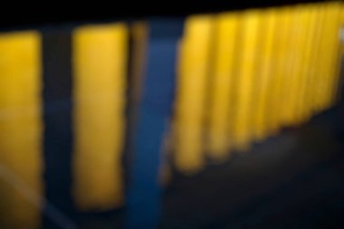 Sarı ve turuncu ışıklarla bulanık